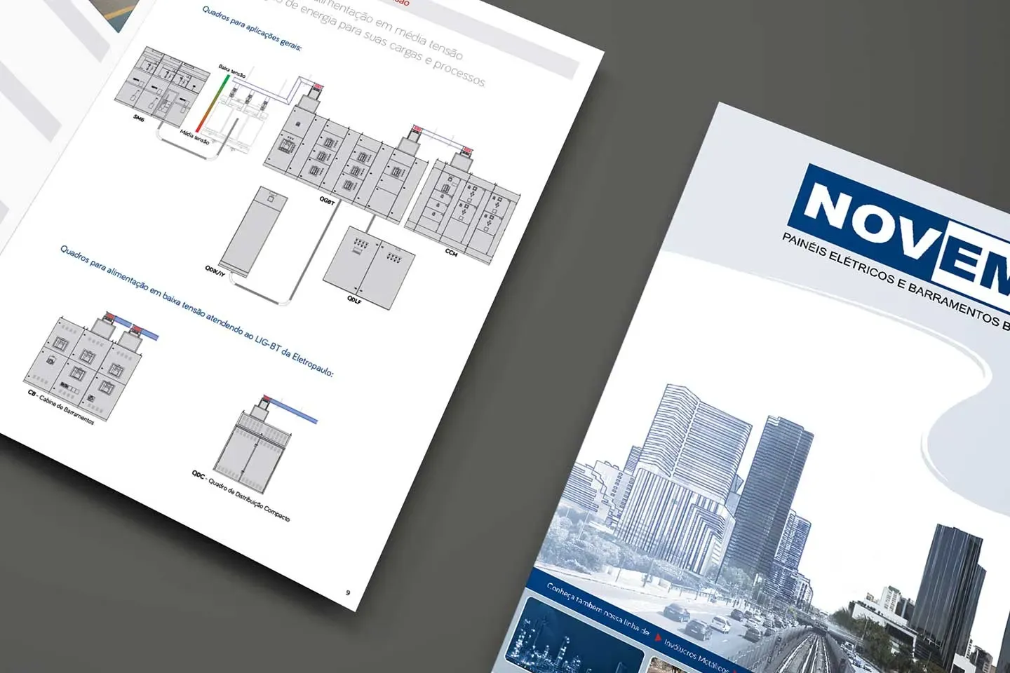 Catálogo de produtos impresso com layout limpo.